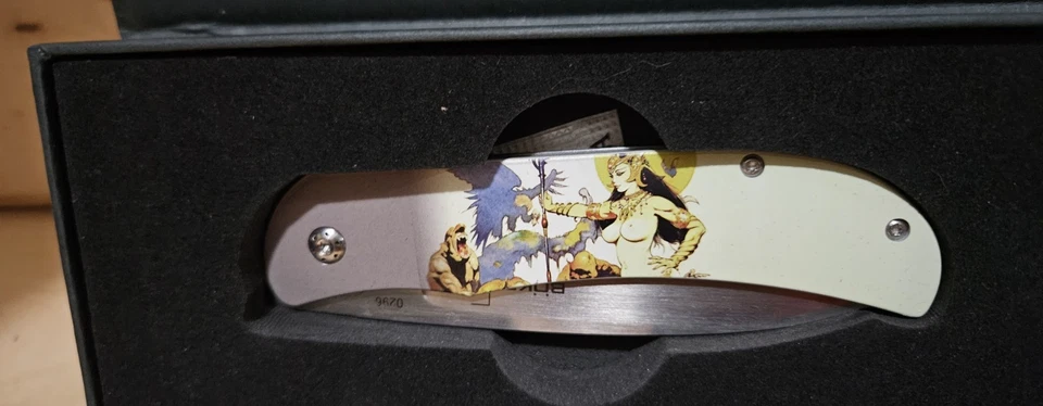 Cuchillo Plegable Boker Plus Exskelibur - Frank Frazetta "Ghoul Queen" - 01BO651 Foto 4 de 4