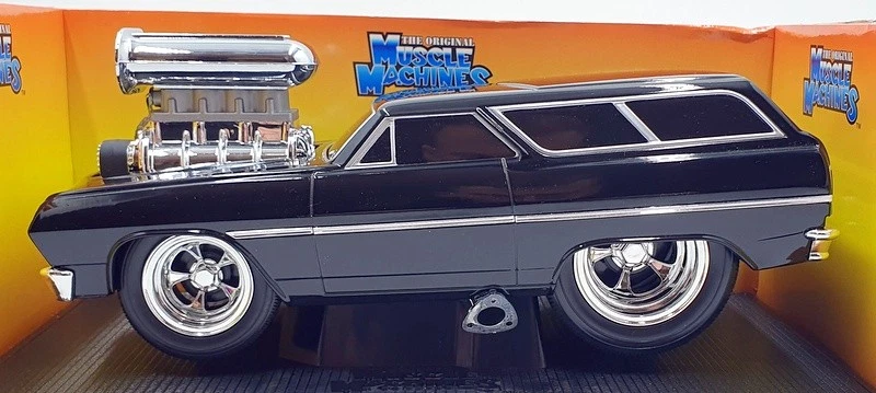 Muscle Machines 1/18 Scale Model 71165 - 1965 Chevrolet Chevelle Wagon - Black - Image 3 of 4