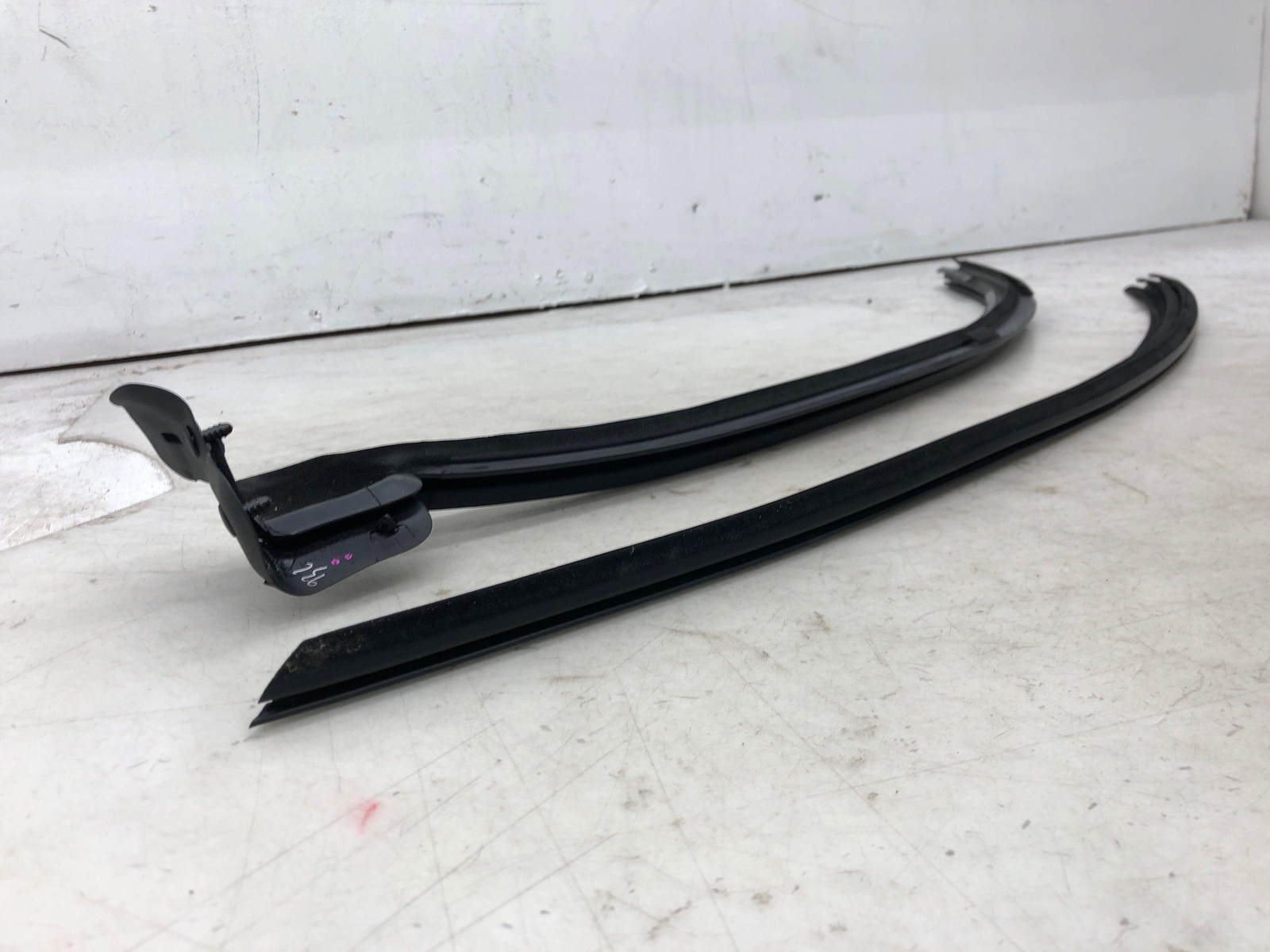 2020-2023 ASTON MARTIN VANTAGE RIGHT DOOR UPPER WEATSTRIP SEAL MY63-L20570-A OEM