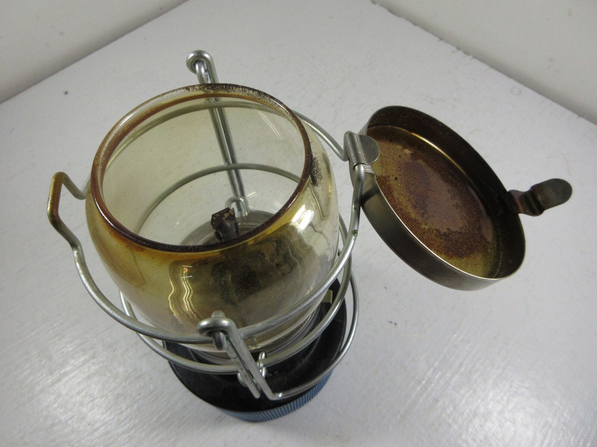 silhouette de lanterne de camping vintage isolée sur fond blanc. lampe