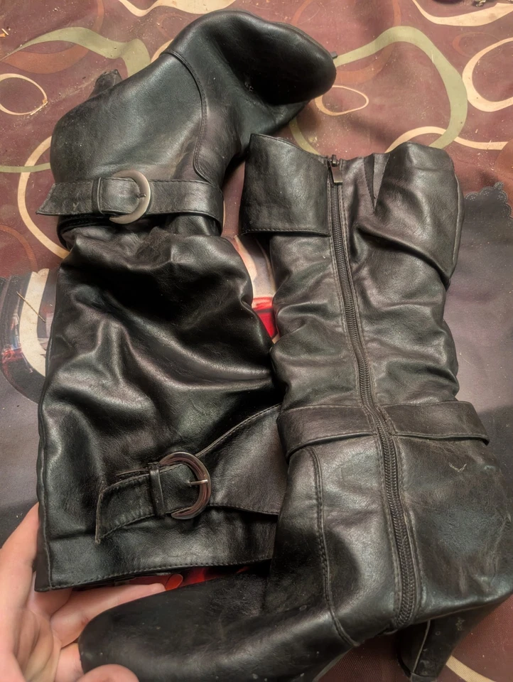 Botas de montar Forever talla 9 negras de gamuza sintética tacón alto hasta la rodilla 2 cubos cremallera lateral Foto 3 de 4