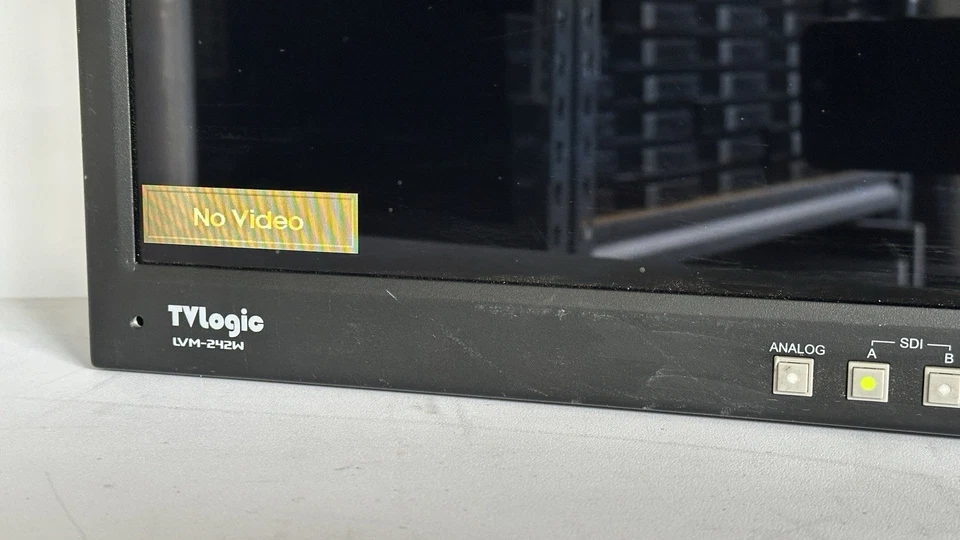Monitor LCD TVLogic LVM-242W 24" Multiformato Broadcast Foto 2 de 4