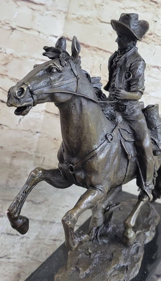 BEAUTIFUL RARE EARLY AMERICAN FREDERICK REMINGTON BRONZE SCULPTURE ON