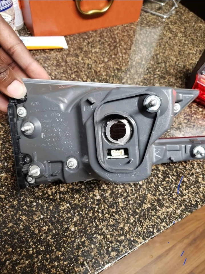 Luces traseras izquierda y derecha Lexus RC 200t RC 300 y RC 350 2015-2018. OEM Foto 3 de 4