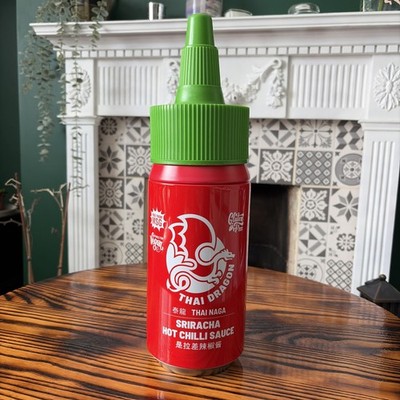 Jumbo Big Red Sriracha Hot Chili Sauce Sammeldose - Ladendisplay - LEER