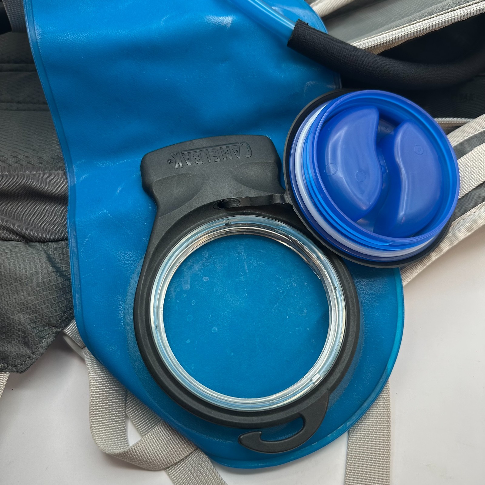 Camelbak Sugar Gray/Tan Hydration Backpack 2L Bladder Thermal Insulated Hose