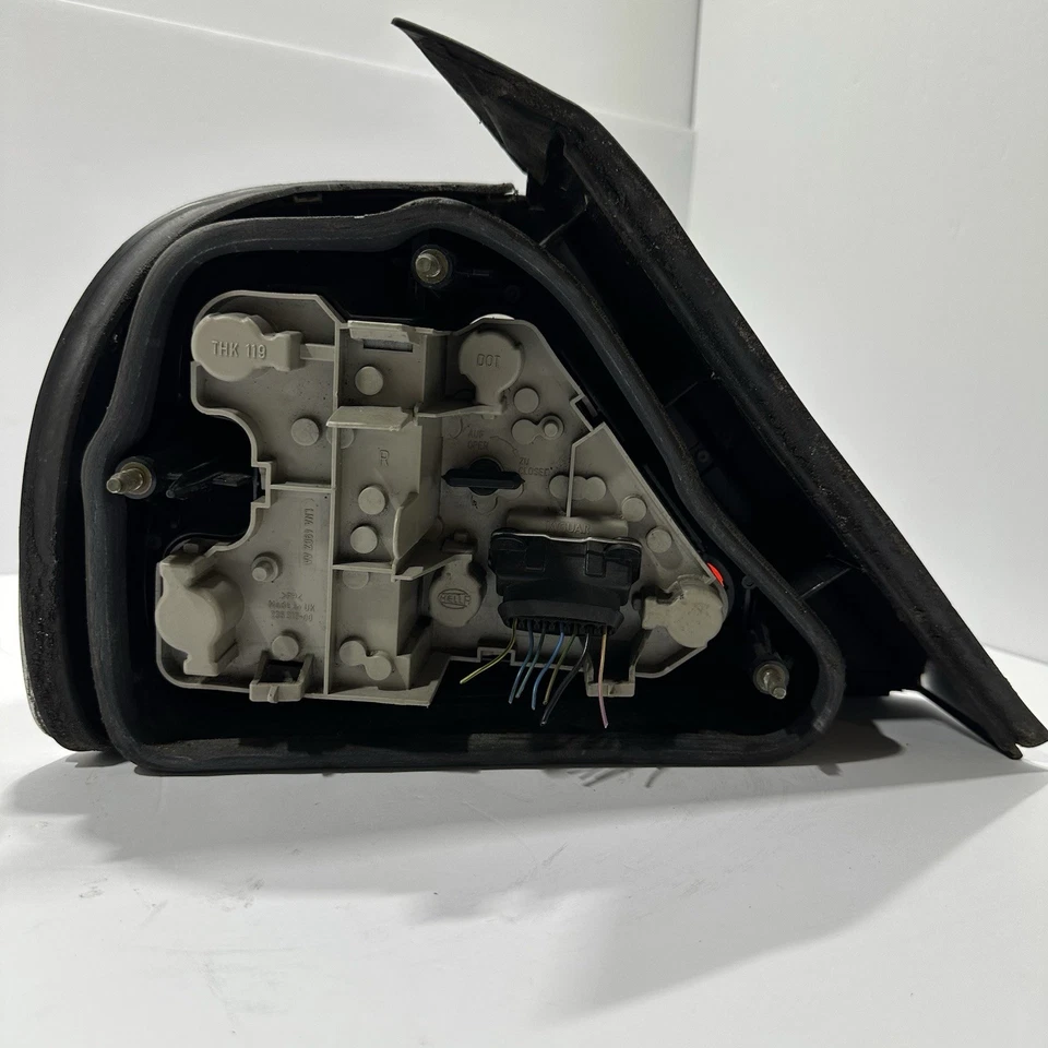 Luz trasera de freno de pasajero derecho Jaguar XJ8 1998-2003 LNC4900CB OEM Foto 4 de 4