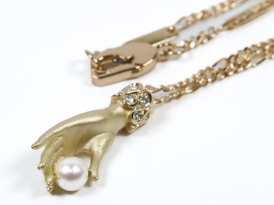 Carrera y Carrera Pearl 4mm Diamond Hand Motif 18k Gold Pendant Necklace Gift