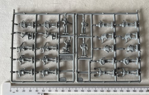 47 de 48 Figuras de Plástico de Colección Esci 243 OTAN Pilotos y Tripulación de Tierra Escala 1:72 - Imagen 4 de 10