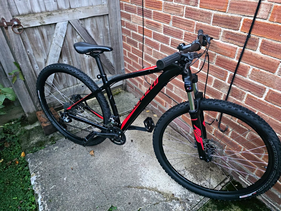 Specialised rock hopper with 26 inch mountain bike wheels and hydraulic brakes, photo 1 of 5
