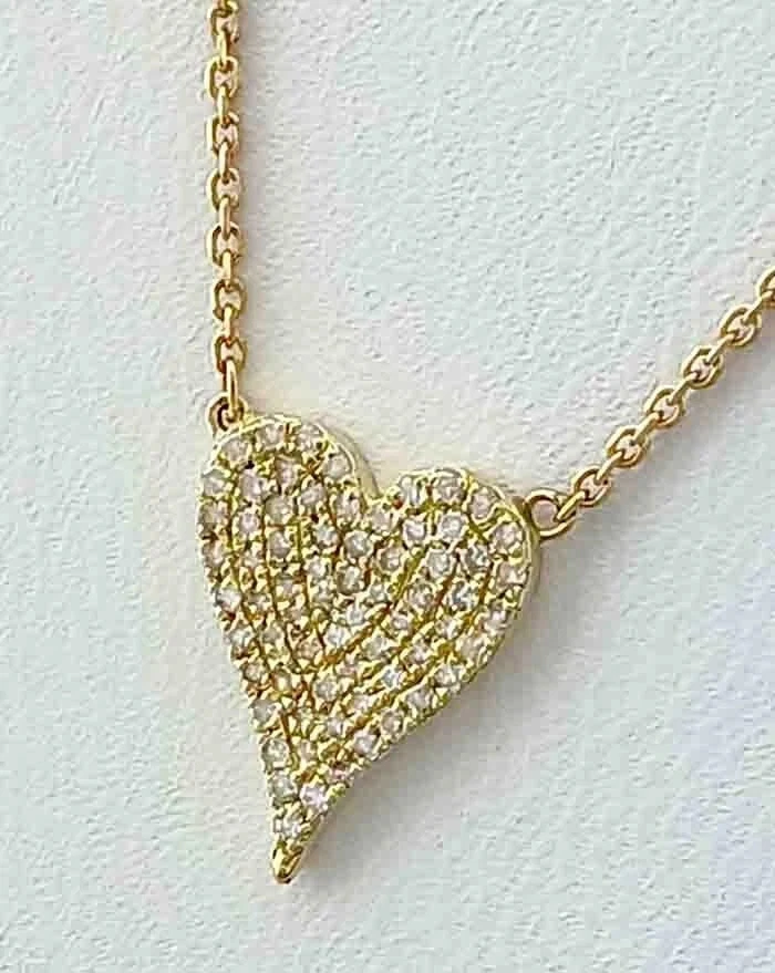 Colgante de corazón de diamantes creados en laboratorio de corte redondo de 2 quilates enchapado en oro amarillo de 14 k Foto 3 de 4