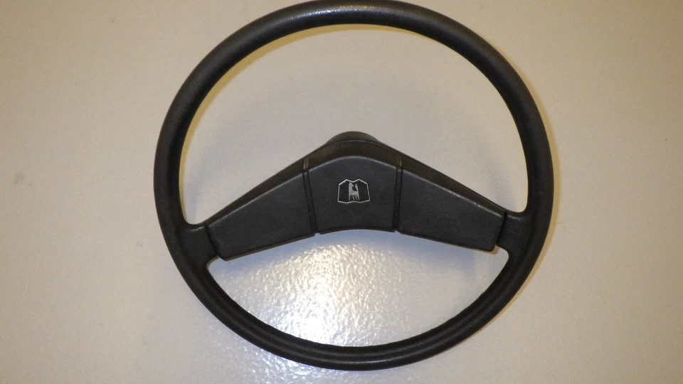 Volante "Wolfsburg" VW Polo I, 1975-1986 con el antiguo logotipo de VW "Wolf und Burg" Foto 3 de 4