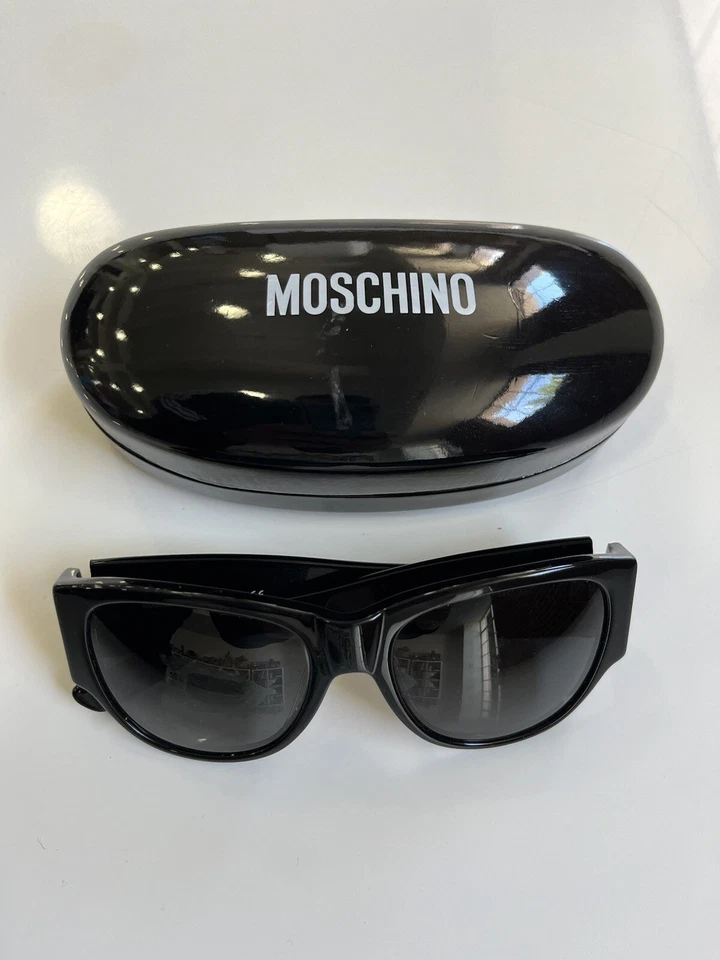 Gafas de sol Moschino blancas y negras 🕶️ Nuevas con estuche Foto 3 de 4