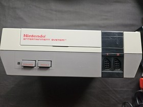 Nintendo NES Entertainment System Console w/2 Controllers & Zapper