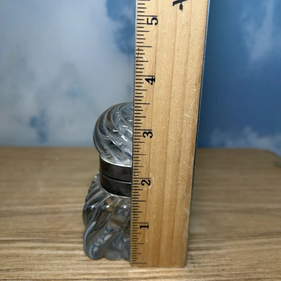 Tintero de cristal de corte antiguo con tapa con bisagras de placa de plata base cuadrada de 2" de alto Foto 3 de 4