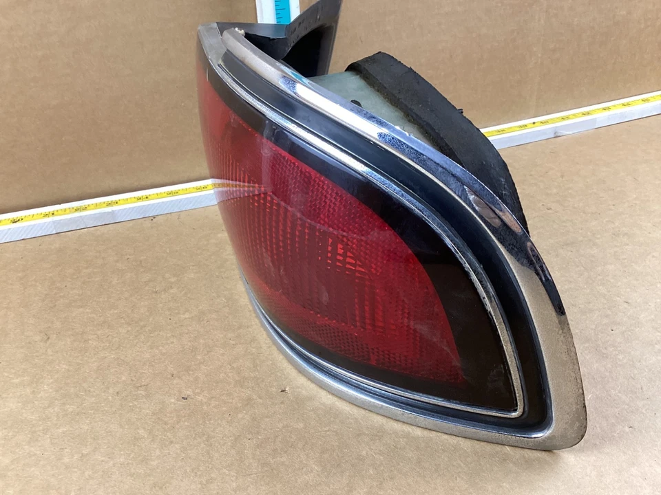 Luz trasera montada en panel cuarto lateral derecho Buick LeSabre 1992-1996 Foto 4 de 4
