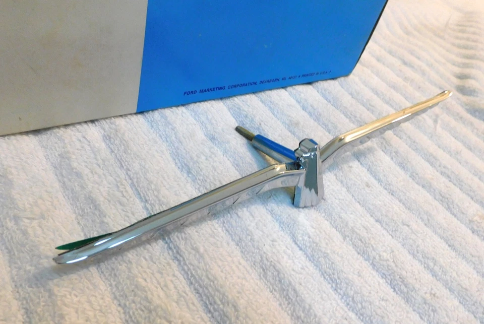 Ford Thunderbird 1970 1971 nuevo en stock luz trasera lente centro pájaro emblema adorno Foto 2 de 4