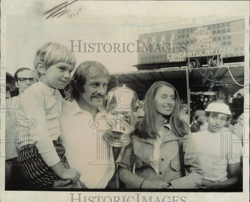 Press Photo Newcane family with trophy at event - afa43658