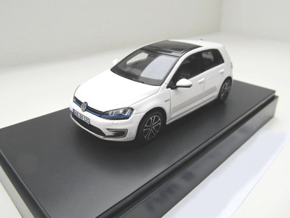 + VOLKSWAGEN VW Golf 7 GTE Modellauto Spark in 1:43 5G1.099.300. C9A weiss NEU