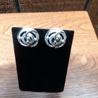 TRIFARI VINTAGE SIGNED CLIP EARRINGS-VERY STYLISH-FREE SHIPPING