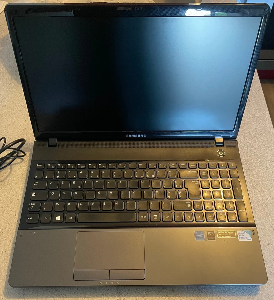 PC Portable Samsung NP300E5C-S08FR - 8 Go RAM - 1050 Go SSD - Immagine 2 di 4