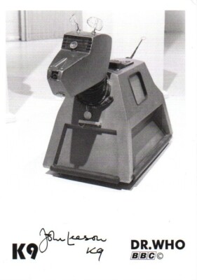 Doctor Who Autogramm: JOHN LEESON original signierte Retro Style Cast Karte