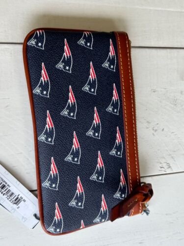 Dooney & Bourke NEW ENGLAND PATRIOTS NFL blu navy pochette da polso NUOVA - Foto 5 di 7