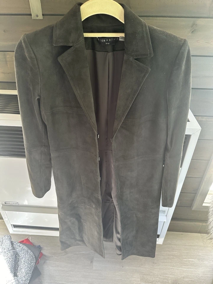 Abrigo Alice + Olivia Base Piel de Cordero Gris Talla XSmall ¡Perfecto! Foto 2 de 4