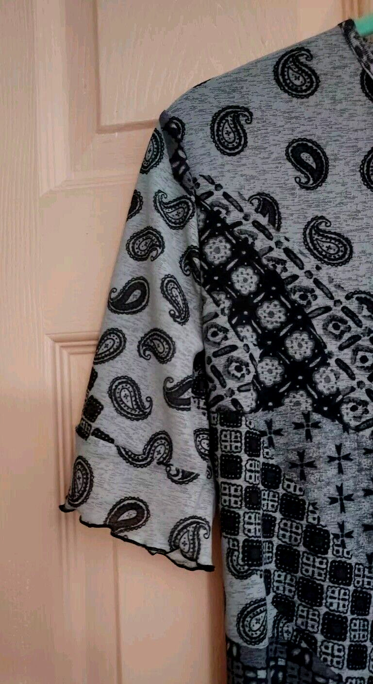 Expressions Gray Medium 💯% Polyester Short Sleev… - image 2