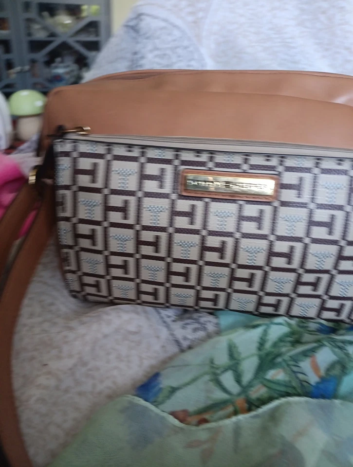 Bandolera Tommy Hilfiger para cámara con bolsa Foto 3 de 4