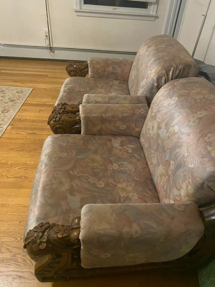 Sofá y cuatro sillas de salón, madera decorada resistente, tapicería de terciopelo Foto 2 de 4