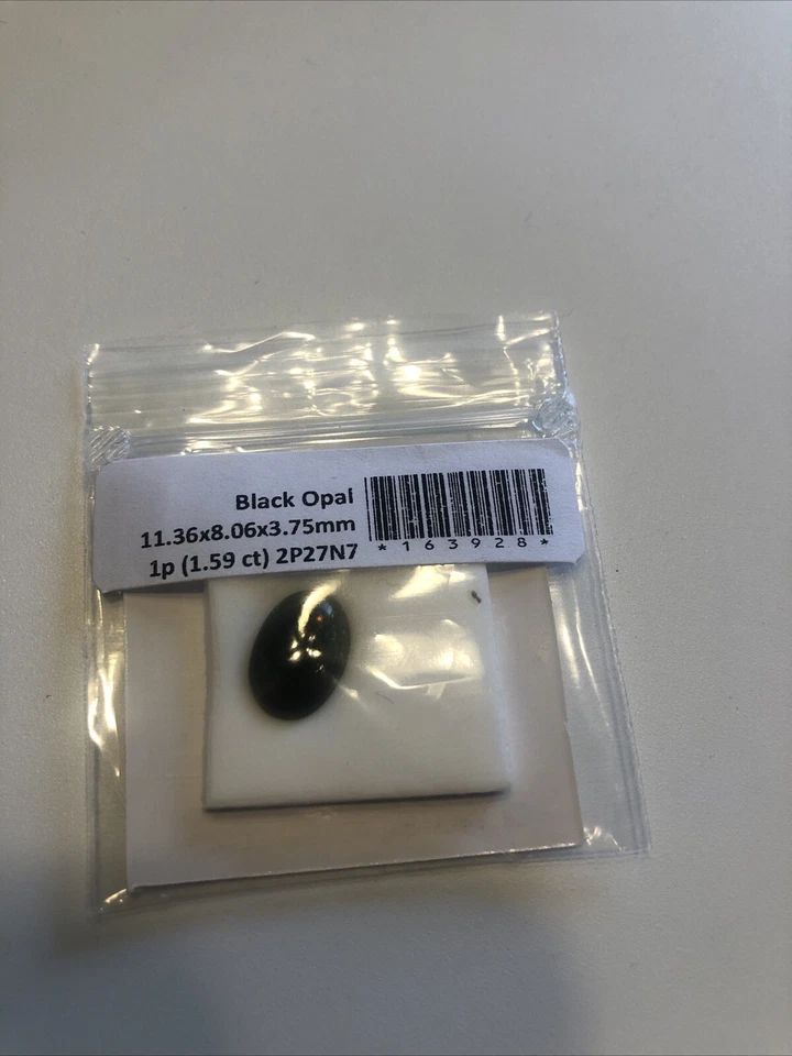 Ópalo negro natural de 1,59 quilates con juego de colores y corte cabujón ovalado Foto 2 de 4