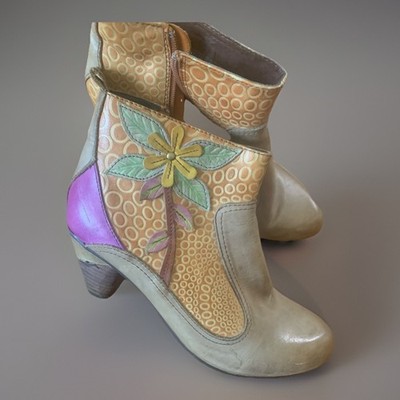 L'artiste Spring Step Sz 39 US 9 Leather Bootie, Flower Applique Artsy