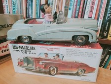 VERY NICE 1960s or 70s TIN BATTERY OPERATED PHOTOING ON CAR IN BOX