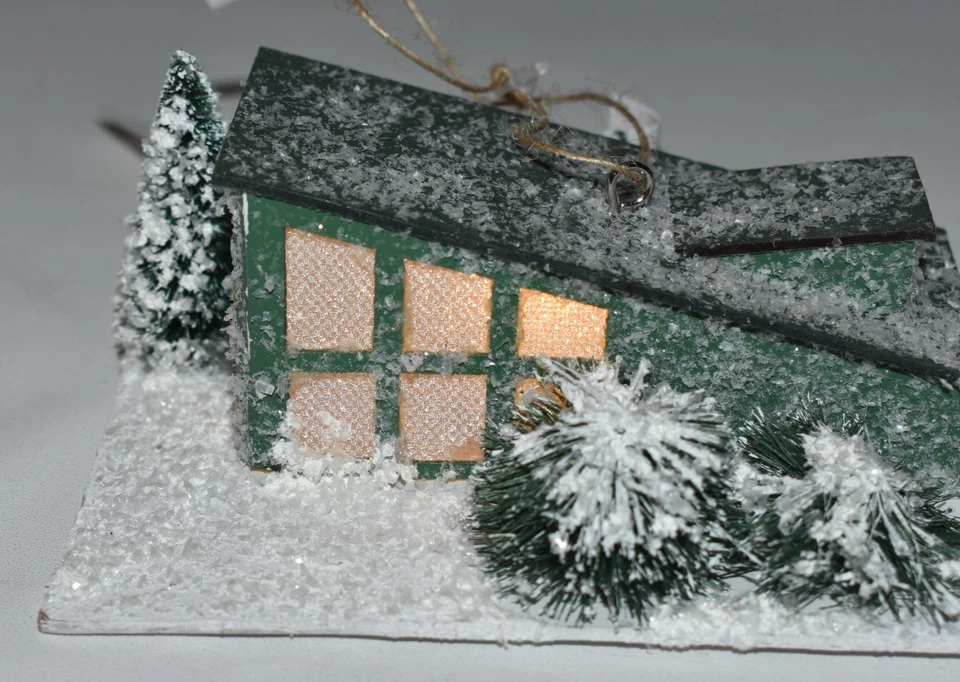 Casa de papel iluminada MCM moderna de mediados de siglo West Elm adorno de Navidad Foto 2 de 4