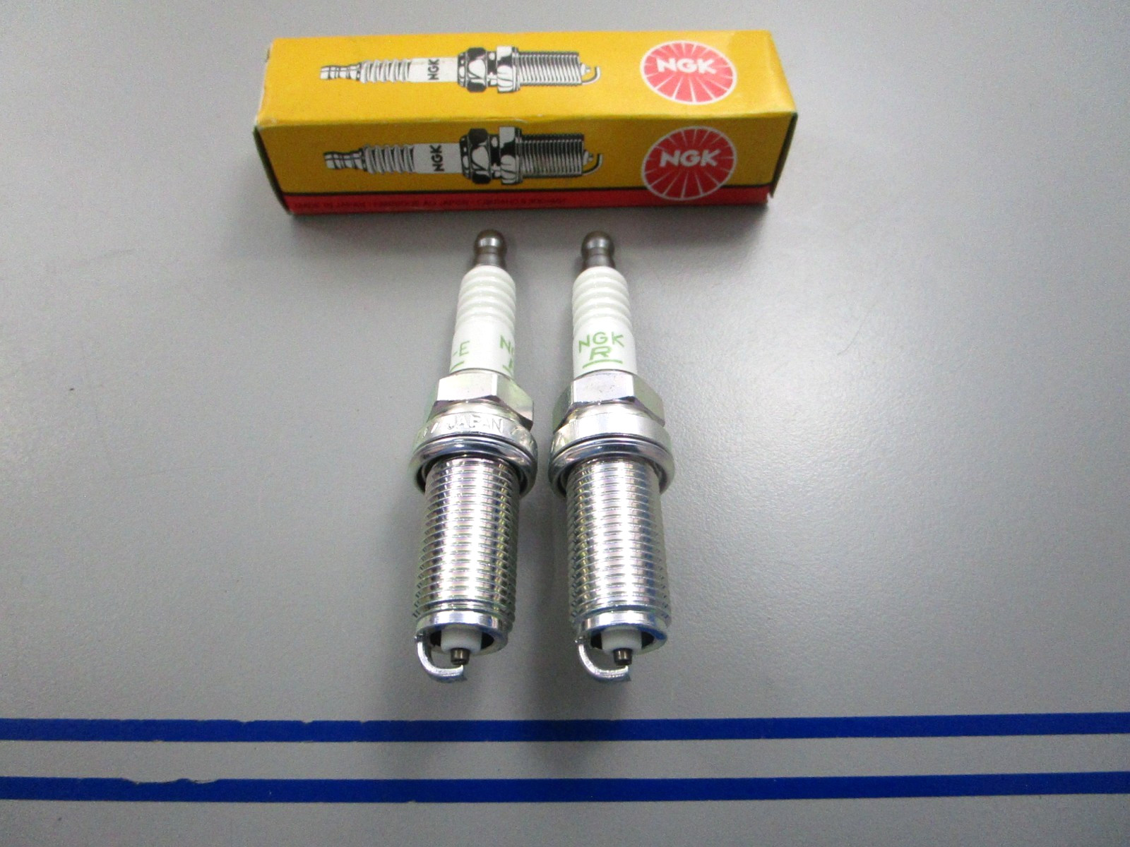 NEW LOT OF 2 LFR4A-E NGK Spark Plug 0810