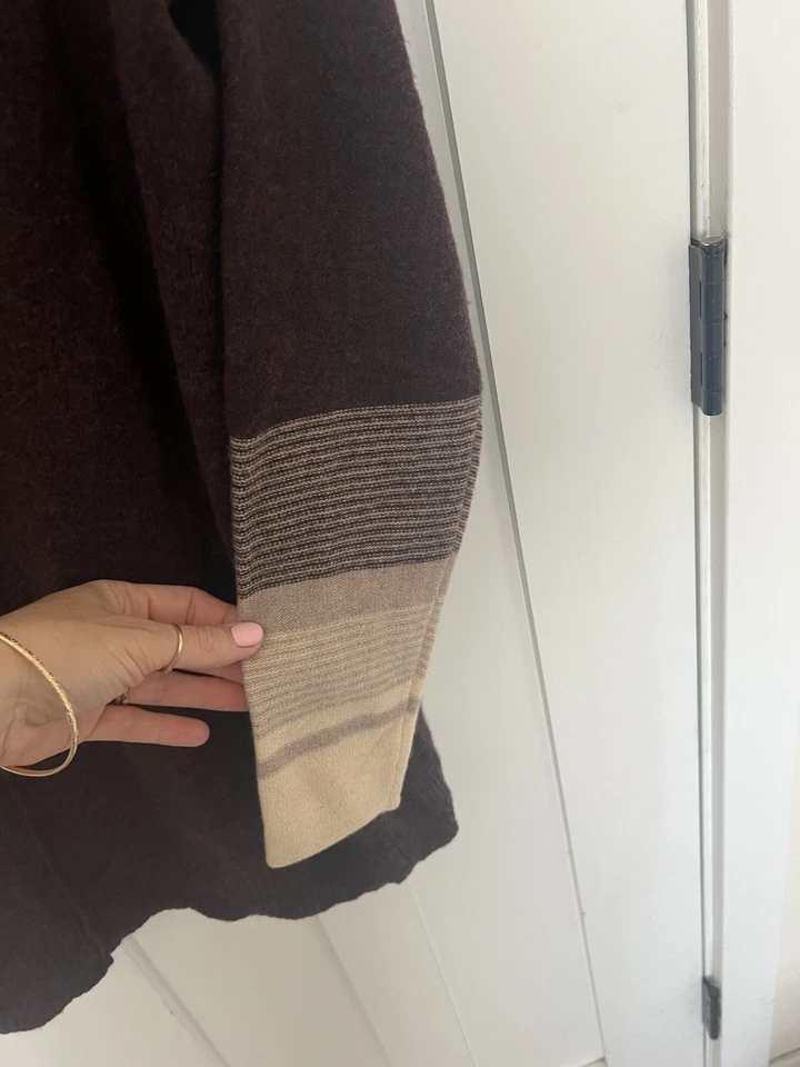 Suéter Cullen 100% Cachemira Doble Cuello en V Marrón Borde Crema y Detalle de Rayas M Foto 3 de 4