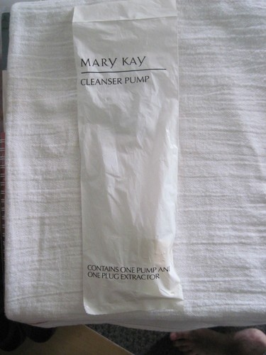 Mary Kay Cleanser Pump 5701 New in the Package and Contains 1 Pump & 1 Extractor - 第 3/3 張圖片