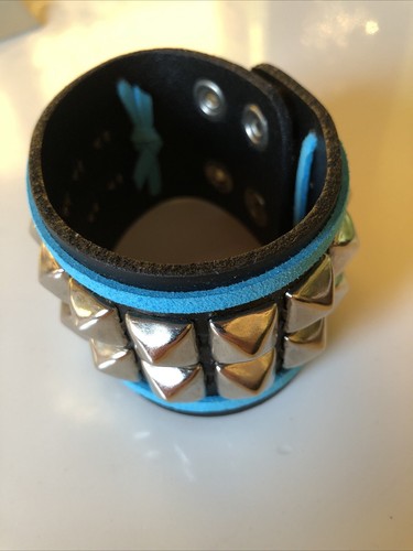 Pulsera de cuero con tachuelas piramidales de 2 filas con ribete de cuero turquesa EE. UU. Funk Plus - Imagen 2 de 6