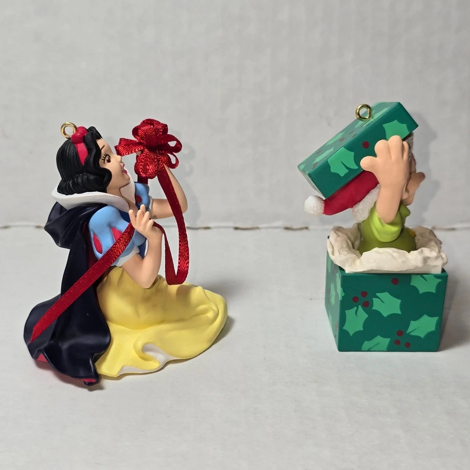 Hallmark Keepsake Blancanieves Conjunto de 2 Adornos Edición Aniversario y Dopey! Foto 3 de 4