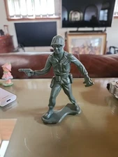 Vintage Tim Mee Green Toy Soldier Hand gun & binoculars 5" Tall #1340 U.S.A. 