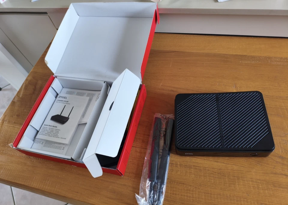 Router 4G con SIM - ZyXEL LTE3301-PLUS LTE Indoor Router - Immagine 2 di 3