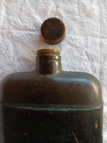 WW1 era Australian hip flask. Metal with leather cover. - Picture 8 of 8