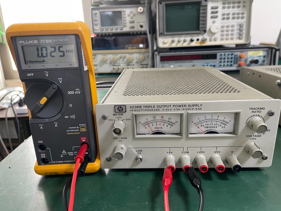 HP Agilent 6236B Triple Output DC Power Supply  0-20 V / 0-2.5A / 35 W - Image 2 of 4