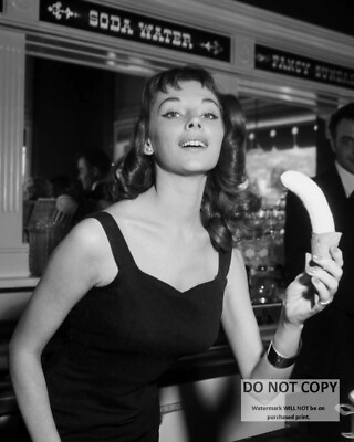 VIKKI DOUGAN "THE BACK" MODEL AND ACTRESS - 8X10 PUBLICITY PHOTO (BT