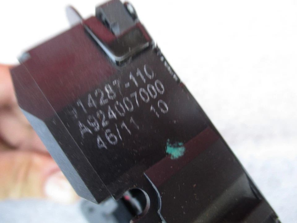 Chevrolet Camaro 2016-2022 tapa de equipaje pestillo maletero OEM Foto 3 de 4