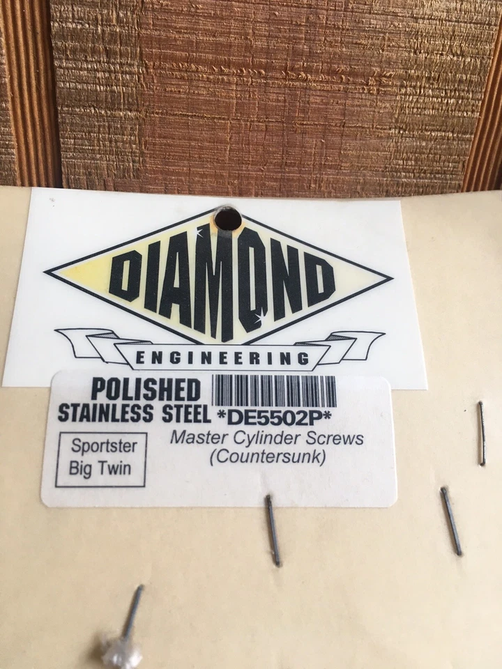 Tornillos de cilindro maestro de acero inoxidable Diamond Engineering DE5502P - Harley's Foto 2 de 3