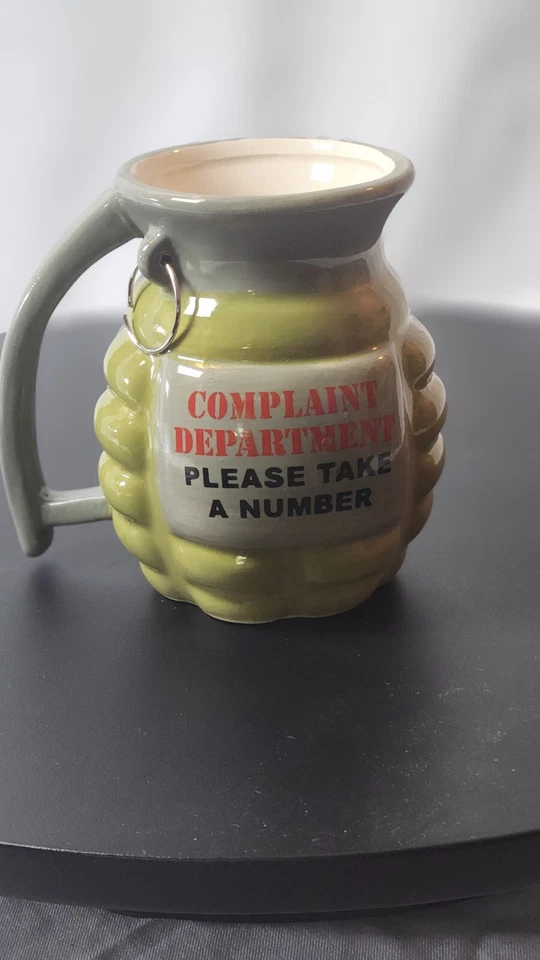 Taza/taza de café con granada de mano militar -- Departamento de quejas toma un número Foto 2 de 4
