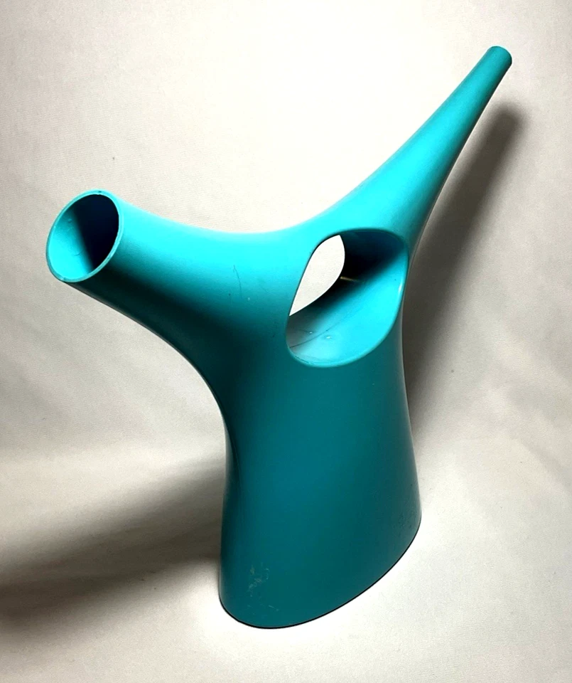 PLÁSTICOS ADECUADOS ~ LATA DE AGUA de plástico azul cian (por Karim Rashid) ~ Alemania Foto 3 de 4