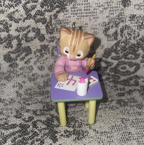 Hallmark Keepsake Ornamento Gattino Gatto Ragazza Scrivania "Il Mio Quarto Natale" 4 Anni - Foto 2 di 5